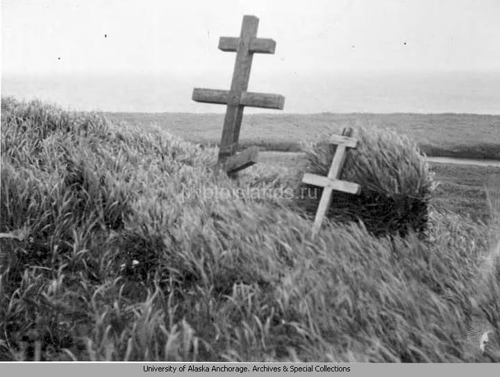 Оригинальный маркер и небольшой курган" (Showing the original marker, the small mound). 